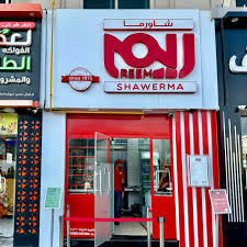 Verse sappige shawarma met tahini en verse groenten, geserveerd in versgebakken khubz bij Reem Al Bawadi in Amman